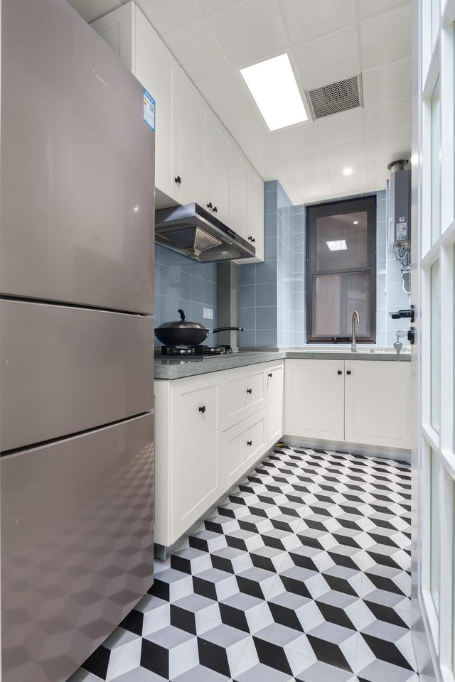 厨房实用立体感强的地砖铺贴地面，视觉效果丰富。